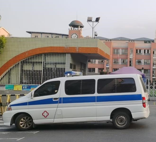 吉阳救护车出租护送骨折病人一公里多少钱